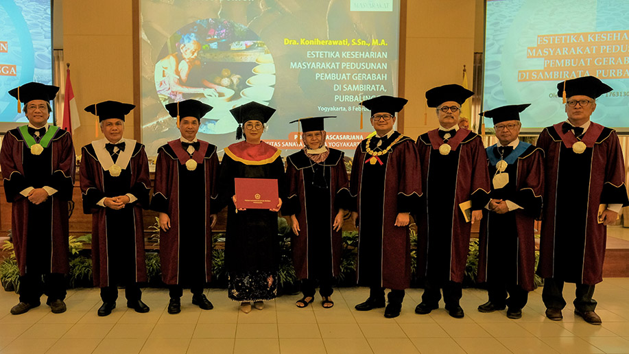 Dr. Koniherawati, S.Sn., M.A, bersama Dewan Sidang /dok.Humas USD Dr. Koniherawati, S.Sn., M.A, bersama Dewan Sidang /dok.Humas USD