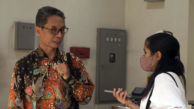 Ketua LKM, Yohanes Sarju SJ (kanan), saat diwawancara - dok. Humas USD Ketua LKM, Yohanes Sarju SJ (kanan), saat diwawancara - dok. Humas USD