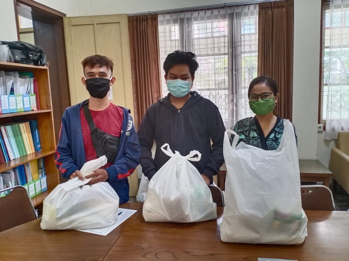 Bantuan sembako untuk mahasiswa selama pandemi Covid-19 :: Fakultas Keguruan dan Ilmu Pendidikan USD Yogyakarta